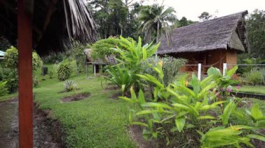 Dış mimari, kırsal ve geleneksel kulübe, kırsal alanda bahçeler, gündüzleri doğa ile çevrili, turistik bir yer.