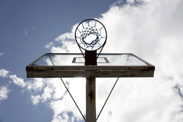 Basketball Hoop Court Perspective Sunny Sky Background Clouds Sports Hobbies — Stock Photo, Image
