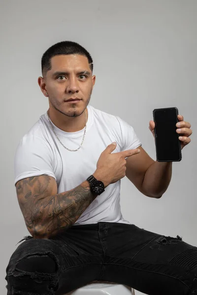 Drží Ukazuje Mobilní Telefon Mladého Muže Krátkými Vlasy Ležérní Bílé Royalty Free Stock Obrázky