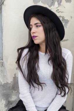 Güzel, üzgün bir kadın, bir kenara bakıyor, yaşam tarzı, kazaklı bir şapka giyiyor, portre ve kış için gençlik modası