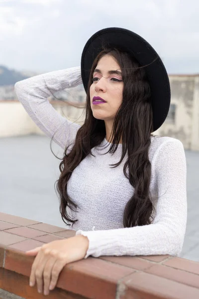 Apoyándose Una Mujer Pared Con Maquillaje Natural Sombrero Retrato Moda —  Fotos de Stock