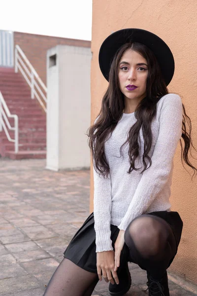 Posando Vestindo Chapéu Como Acessório Moda Suéter Saia Beleza Mulher — Fotografia de Stock