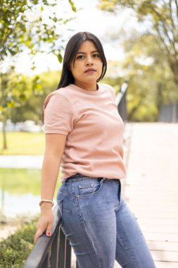 Uzun saçlı, rahat bir hayat tarzı olan arka plandaki ağaçlarda, çekici Latin kadının güzellik ve gençlik modası, manken.