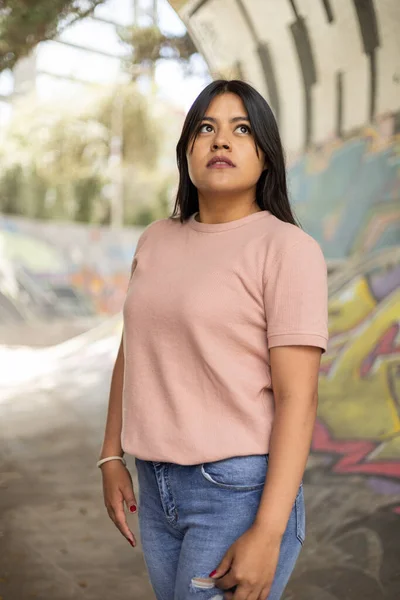 Bela Latina Jovem Com Cabelos Longos Vestir Camiseta Casual Básica — Fotografia de Stock