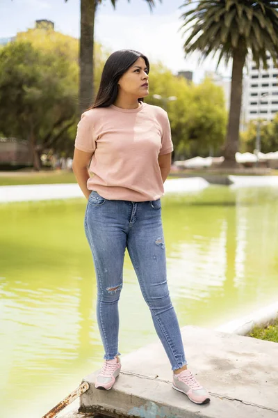 Natureza Jovem Mulher Latina Com Cabelo Preto Liso Vestindo Roupas — Fotografia de Stock