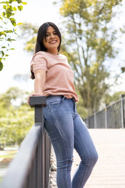 Modelo Feminino Jovem Com Cabelos Longos Lisos Veste Camiseta Básica — Fotografia de Stock