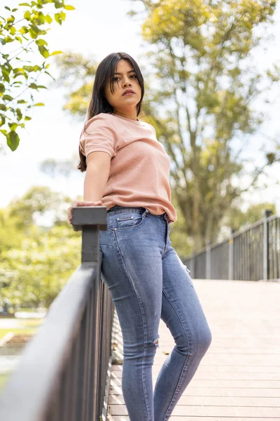 Modelo Jovem Com Cabelos Longos Lisos Usar Camiseta Básica Jeans — Fotografia de Stock
