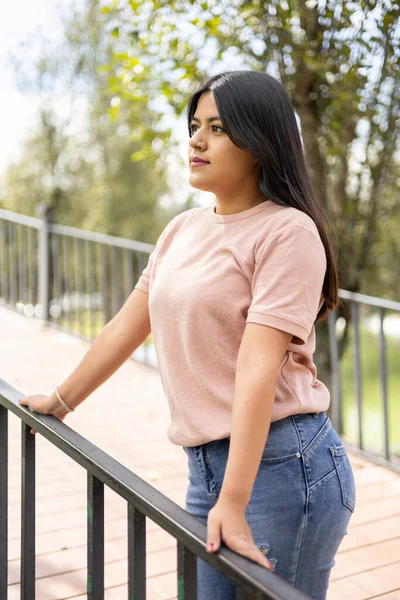 Posiert Tagsüber Einem Park Eine Person Mit Langen Haaren Entspanntem — Stockfoto