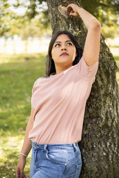 Posando Uma Jovem Mulher Encostada Uma Árvore Parque Detalhes Rosto — Fotografia de Stock