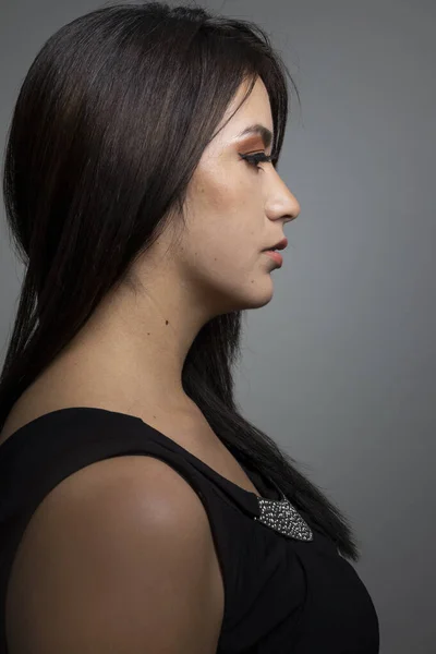 Гламурная Латинская Женщина Профильным Лицом Красотой Портрете Молодого Человека Образом — стоковое фото