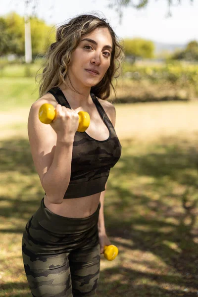 Dalgalı Saçlı Spor Giyimli Ağırlık Kaldıran Parkta Egzersiz Yapan Sağlıklı — Stok fotoğraf