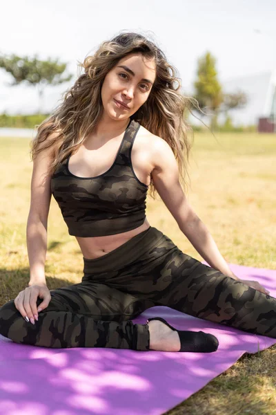 Stretching Mat Park Daytime Lifestyle Young Woman Long Hair Wearing — Stock Photo, Image