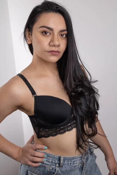 Štíhlý Model Podprsence Džínách Mladá Latinská Žena Dlouhými Vlasy Přírodní — Stock fotografie