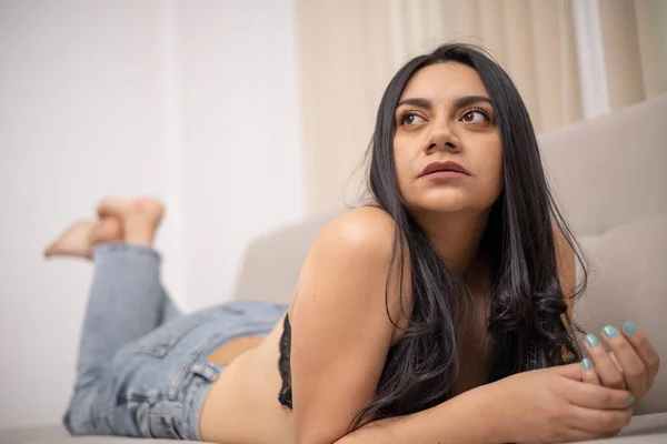 Latin Ung Kvinna Med Långt Hår Liggande Magen Ett Avslappnat — Stockfoto