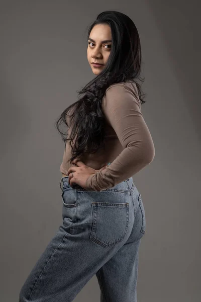 Cuerpo Completo Mujer Joven Que Usa Ropa Casual Con Jeans — Foto de Stock