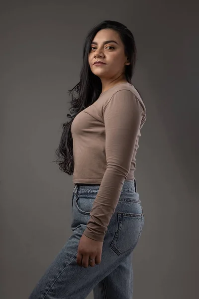 Schönheitsdetails Der Lateinischen Frau Trägt Bluse Mit Jeans Porträt Jugend — Stockfoto