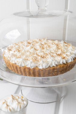 Şeffaf bir kabın içinde kremalı ve tarçınlı lezzetli pasta stüdyoda doğum günü kutlaması için yemek, şekerler.