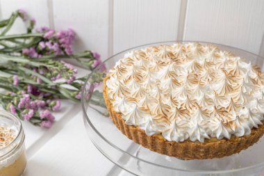 Beyaz arka planlı stüdyoda kremalı ve tarçınlı bir pasta, doğum günü kutlaması için yemek, şekerli lezzetli tatlılar.