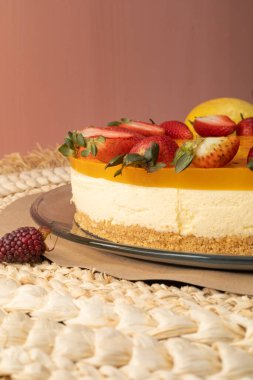 Krema ve çilekle süslenmiş iştah açıcı meyveli cheesecake, hazır tatlı, tatlı yemek ve gurme tarzı, duvar kağıdı.