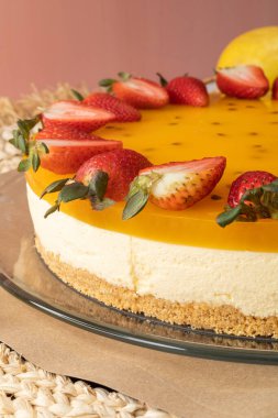 Stüdyoda tatlı, lezzetli çilekli cheesecake süs olarak, tatlı yemek ve gurme tarzı