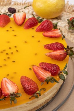 Çilekli kremalı tutkulu meyveli cheesecake, gurme tarzı tatlı yemekler, iştah açıcı yemekler.