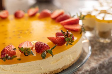 Taze ve lezzetli cheesecake, stüdyoda tropikal meyveli yiyecekler, duvar kağıdı, gurme dekorasyonlu tatlı, doku detayları.