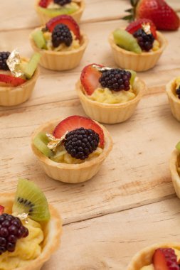 Yemek servisi, pastalı stüdyo, çilekli pasta, böğürtlen ve pasta kreması, kutlama için güzel dekorasyon.