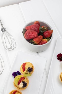 İştah açıcı tatlı, taze meyvelerle süslenmiş pasta, yemek servisi, yemek ve yaşam tarzı için sofra ayrıntıları.