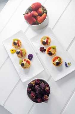 Çilek ve böğürtlenli bir masa. Atıştırmalık tatlı bir aperatif. Yemek servisi kutlamaya hazır.