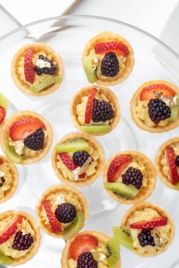 Lezzetli aperatifler sipariş edildi ve yenmeye hazır meyvelerle süslenmiş gurme, tatlı duvar kağıdı.