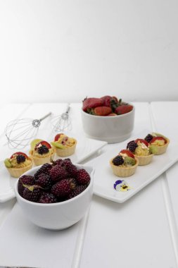 Yemek, meyvelerle süslenmiş iştah açıcı pasta, gurme kafe, yaşam tarzı ve lezzetli pasta kağıdı.