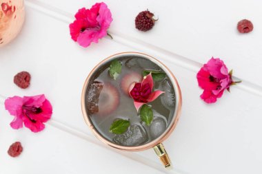 Stüdyoda mor çiçeklerle süslenmiş ferahlatıcı ve geleneksel buzlu çay, rahatlatıcı bir içecek, duvar kağıdı.