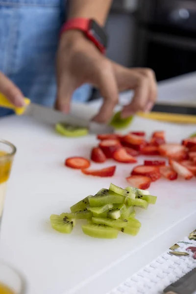 주방에서 과일을 수확하고 맛있는 과일을 수확하고 양식을 재료와 일하는 요리사 — 스톡 사진