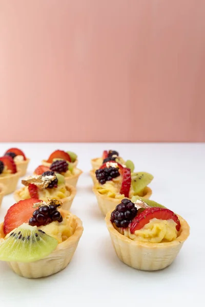 Νόστιμα Cupcakes Κρέμα Και Φρούτα Στο Στούντιο Γκουρμέ Φαγητό Ταπετσαρία — Φωτογραφία Αρχείου