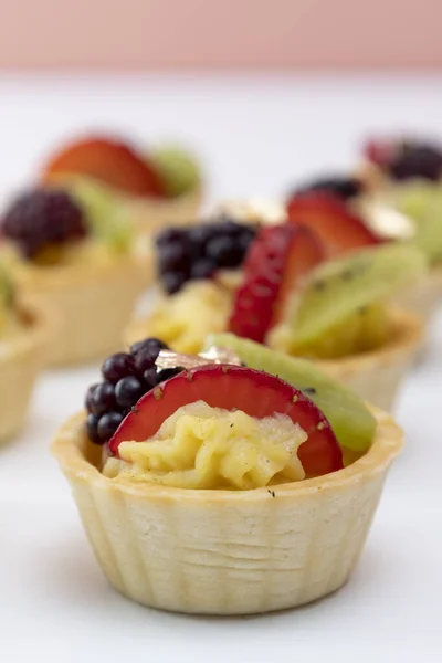 Catering Service Mit Kuchen Mit Früchten Studio Leckere Snacks Hintergrund — Stockfoto