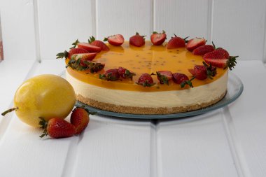 Şekerlemeli stüdyo, güzel tutku meyveli pasta, taze meyvelerle süslenmiş lezzetli yemekler, doğum günü kutlaması.