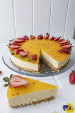 Lezzetli bir parça kesip bir tabakta servis edilir, tutku meyveli şekerlemeler, stüdyoda nefis taze yemekler, doku ayrıntıları.