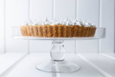 Çikolatalı pasta tabanı kremayla süslenmiş, stüdyoda tatlı yiyecekler beyaz arka planda, lezzetli tatlı