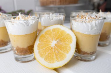 Aperatif olarak kahve ve gurme yemekleri ile nefis bir içecek. Stüdyoda kutlamaya hazır yemek servisi.