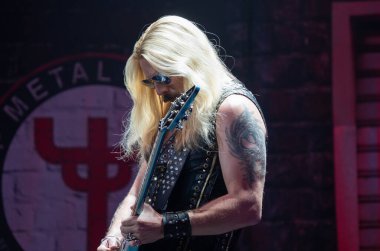 Judas Priest, 19 Eylül 2021 'de Detroit Michigan' daki Fox Tiyatrosu 'nda 50 yıllık Metal Tur sırasında sahneleniyor.