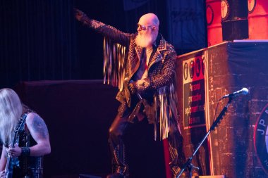 Judas Priest, 19 Eylül 2021 'de Detroit Michigan' daki Fox Tiyatrosu 'nda 50 yıllık Metal Tur sırasında sahneleniyor.