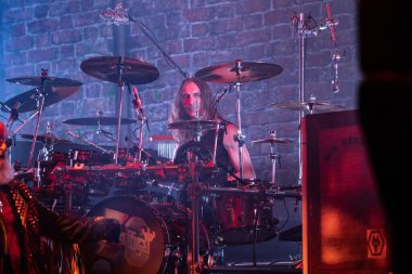 Judas Priest, 19 Eylül 2021 'de Detroit Michigan' daki Fox Tiyatrosu 'nda 50 yıllık Metal Tur sırasında sahneleniyor.