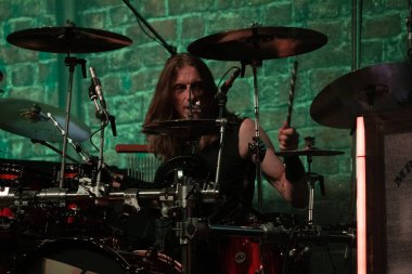 Judas Priest, 19 Eylül 2021 'de Detroit Michigan' daki Fox Tiyatrosu 'nda 50 yıllık Metal Tur sırasında sahneleniyor.