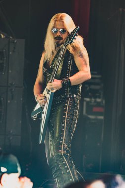 Judas Priest, 19 Eylül 2021 'de Detroit Michigan' daki Fox Tiyatrosu 'nda 50 yıllık Metal Tur sırasında sahneleniyor.