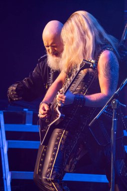 Judas Priest, 19 Eylül 2021 'de Detroit Michigan' daki Fox Tiyatrosu 'nda 50 yıllık Metal Tur sırasında sahneleniyor.