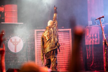 Judas Priest, 19 Eylül 2021 'de Detroit Michigan' daki Fox Tiyatrosu 'nda 50 yıllık Metal Tur sırasında sahneleniyor.