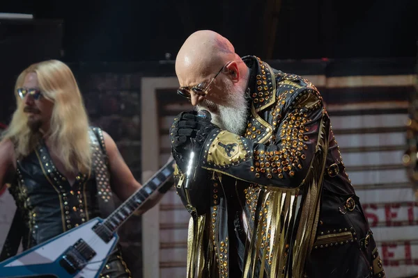 Judas Priest, 19 Eylül 2021 'de Detroit Michigan' daki Fox Tiyatrosu 'nda 50 yıllık Metal Tur sırasında sahneleniyor.
