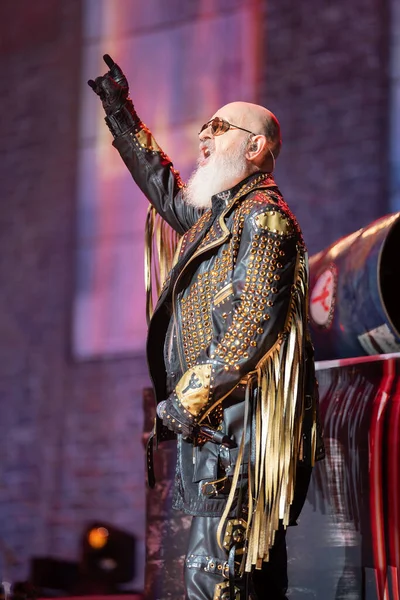 Judas Priest, 19 Eylül 2021 'de Detroit Michigan' daki Fox Tiyatrosu 'nda 50 yıllık Metal Tur sırasında sahneleniyor.
