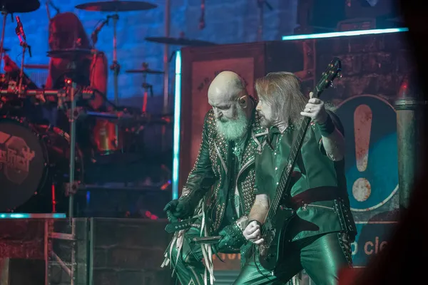 Judas Priest, 19 Eylül 2021 'de Detroit Michigan' daki Fox Tiyatrosu 'nda 50 yıllık Metal Tur sırasında sahneleniyor.