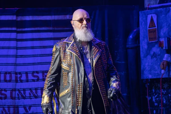 Judas Priest, 19 Eylül 2021 'de Detroit Michigan' daki Fox Tiyatrosu 'nda 50 yıllık Metal Tur sırasında sahneleniyor.